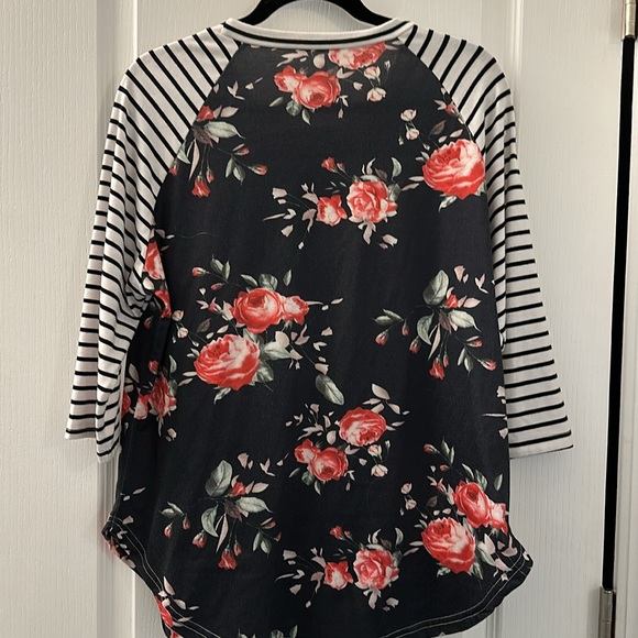 Ceasikery Ragland strip and floral baseball tee, t-shirt, scoop hem, XL - Picture 8 of 8